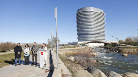 Canal de aguas bravas en Zaragoza, junto a la Torre del Agua