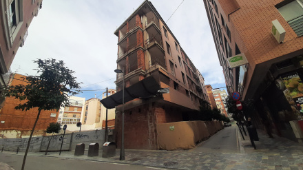 Edificio a medio construir en la calle Donantes de Sangre que ha sido desalojado de okupas