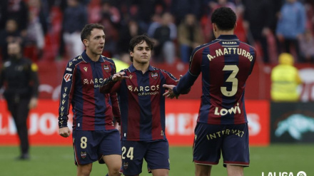 Carlos celebra con Matturro el gol anotado en Sevilla
