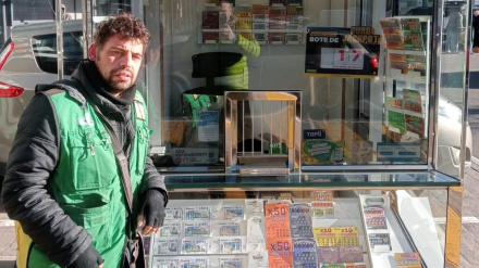 Sergio Sancho Casado, es el centinela de la ilusión, que ha dado un premio de 35.000 euros, en un cupón que ha vendido en su Quiosco ubicado en el Centro Comercial Arambol