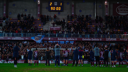 Los jugadores del Pontevedra celebran la victoria ante el Racing de Ferrol en Pasarón