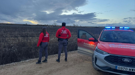 Agentes de la Policía Foral de la Comisaría de Tafalla en el lugar donde se ha encontrado el cadáver del desaparecido.