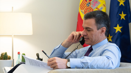 El presidente del Gobierno, Pedro Sánchez, habla por teléfono