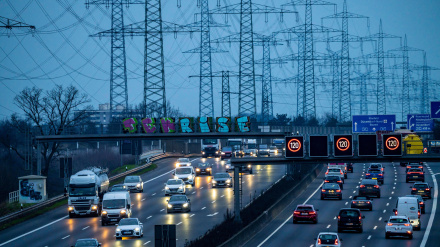 2NT5FWA Motorway A57 near Kaarst in the Rhine district of Neuss, view in the direction of the Kaarst motorway junction, heavy off-peak traffic, overhead line