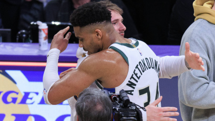 Giannis Antetokounmpo se abraza a Luka Doncic tras el partido entre Bucks y Lakers.