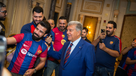 Joan Laporta, con seguidores del Barcelona en Yeda
