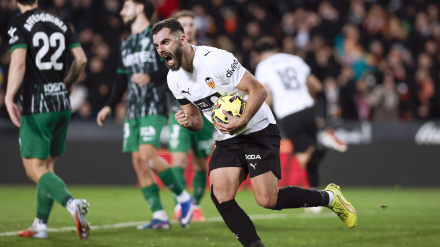 Los jugadores del Valencia celebran el empate contra el Elche