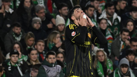 Kenan Kodro, gran protagonista del partido, celebrando el primero de sus tres goles en Santander