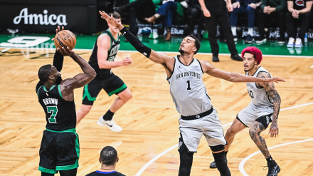 Jaylen Brown intenta tirar a canasta ante la oposición de Wembanyama.