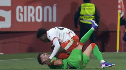 Lass y Aimar Oroz se enganchan en el suelo en la acción que acabó con la roja al primero.