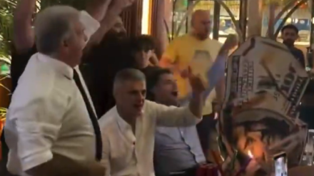 Joan Laporta se desata en la previa de la Supercopa: fiesta y una tarta con pirotecnia y un billete falso de 100 dólares