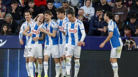 Los jugadores del Espanyol celebran el golazo de Carlos Romero ante el Levante