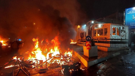 Una comisaría de policía arde durante las protestas en Teherán, Irán.