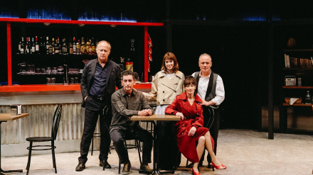 El director Juan Mayorga con el reparto de la obra Los Yugoslavos