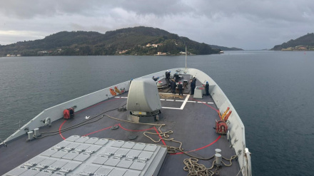La proa del buque con base en Ferrol saliendo de la ría