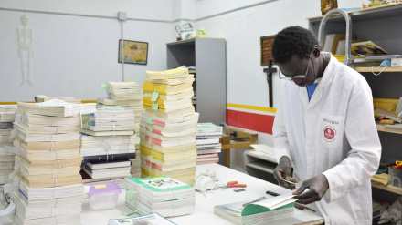Imagen de uno de los talleres de encuadernación de Cáritas Diocesana de Granada