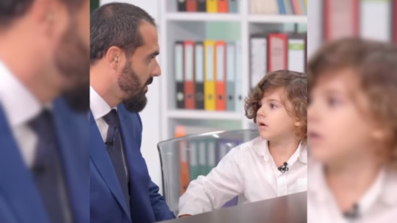 Antonio y su padre conversan durante la supuesta "entrevista de trabajo"