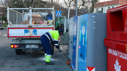 Un hombre recoge la basura de un contenedor de basura en Madrid