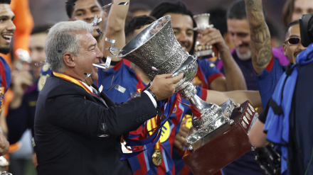 Joan Laporta, con el título de la Supercopa de España