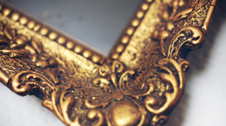 Imagen de recurso de un marco de fotos dorado