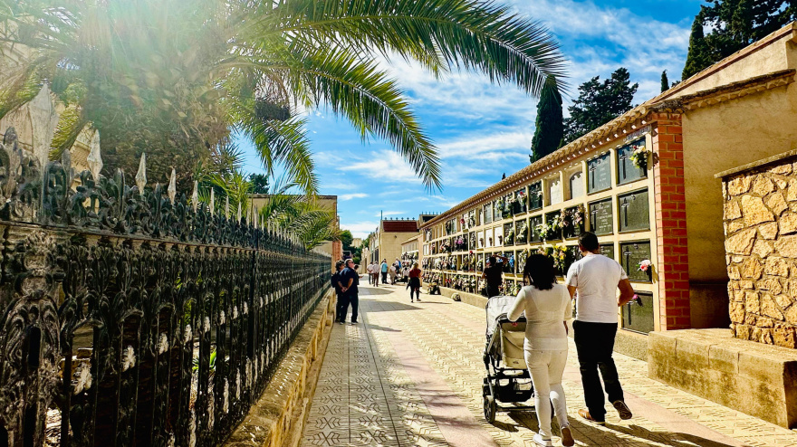 Imágenes de personas visitando el cementerio de San Clemente