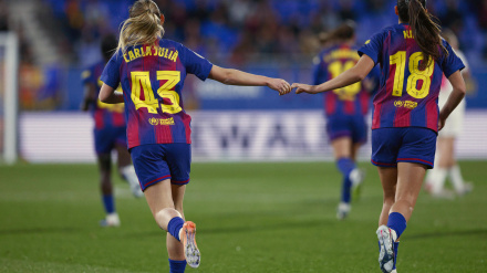 La delantera del FC Barcelona Carla Julià(d) celebra un gol junto a la centrocampista portuguesa del Fc Barcelona Kika Nazareth (i) durante el encuentro correspondiente a la jornada 15 de la Liga F, entre Fc Barcelona y el Madrid CFF, este sábado en el estadio Johan Cruyff de la localidad barcelonesa de Sant Joan Despi. EFE/ Quique García