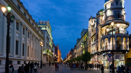 Calles de Sevilla por la noche, imagen de archivo