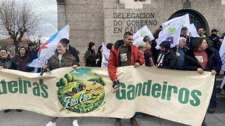 Diana y Adrián, ganaderos de Galicia, en la concentración contra el Mercosur de A Coruña