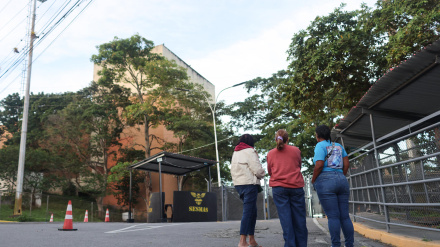 Familiares de presos políticos esperan frente a la cárcel El Rodeo I