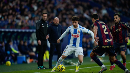 Javier Puado en acción durante el partido de ayer ante el Levante, instantes antes de caer lesionado.
