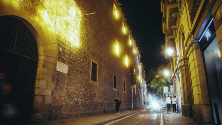 Calle iluminada del Distrito de Ciutat Vella con las luces de navidad