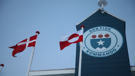 Las banderas de Dinamarca y Groenlandia ondean frente al Comando Ártico en Nuuk, la capital groenlandesa. Siete países europeos han expresado su solidaridad con Groenlandia ante la amenaza de Estados Unidos de anexionarse la isla ártica, afirmando que solo Groenlandia y Dinamarca tienen derecho a decidir sobre su futuro.
