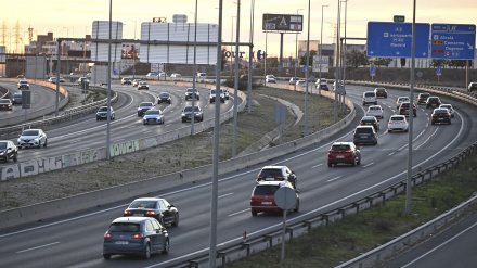 Vista del tráfico en la Nacional 2 a la altura de Alcalá de Henares (Comunidad de Madrid)