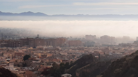 Un denso banco de niebla, a mediodía sobre el casco urbano de Lorca