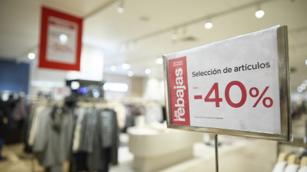 Clientes en una tienda durante el primer día de rebajas de invierno