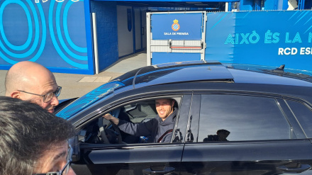 Javi Puado abandonaba esta mañana, sonriente, la Ciudad Deportiva del Espanyol tras visitar a sus compañeros.