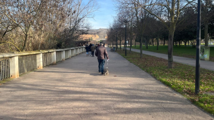 Juan Manuel paseando a Luna en el parque de La Ribera