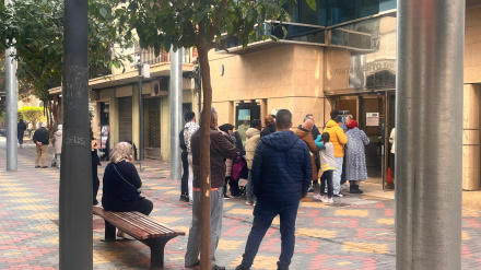 Colas de ciudadanos ante las oficinas municipales del padrón en Águilas