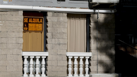 Cartel de 'Se Alquila' en la fachada de un edificio