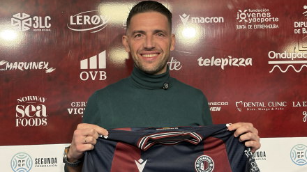 David Rocha ya luce como entrenador del Extremadura