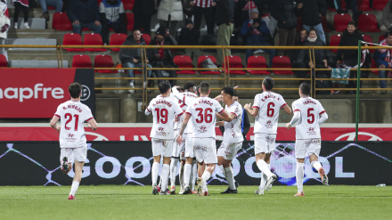 Iván Calero celebra el gol de la Cultural frente al Athletic