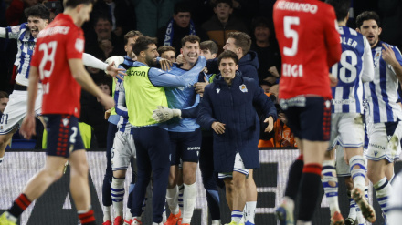 Marrero es felicitado en el Real Sociedad - Osasuna