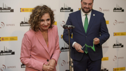 La ministra de Hacienda, María Jesús Montero, y el presidente del Principado, Adrián Barbón