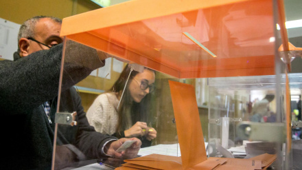 Imagen de recurso de una urna en las elecciones generales de 2019