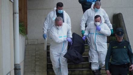 Operarios sacan el cuerpo del fallecido, a 14 de enero de 2026, en Oleiros, A Coruña, Galicia (España)