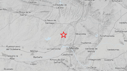 El Instituto Geográfico Nacional ha registrado un terremoto en la zona de Mérida, concretamente al norte de las localidades de Esparragalejo y Proserpina. El seísmo se ha producido durante la madrugada de este miércoles, según los datos oficiales facilitados por el organismo. El movimiento sísmico se ha localizado en la latitud 38.9941 y longitud -6.4116, alcanzando una magnitud de 1,8 mbLg en la escala de Richter. Se trata de un temblor de baja intensidad, habitual dentro de los registros que se producen de forma puntual en la región. Extremadura no es una comunidad especialmente propensa a la actividad sísmica, y los terremotos que se detectan suelen presentar magnitudes reducidas, sin consecuencias relevantes para la población ni para las infraestructuras. En este caso concreto, no consta que el seísmo haya sido percibido por los ciudadanos ni que haya provocado daños materiales en la zona afectada.
