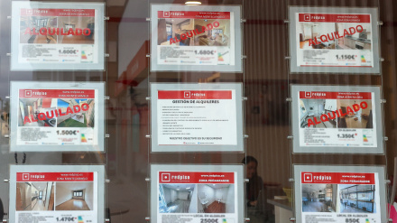 Anuncios en una inmobiliaria en Madrid