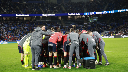 Piña de Osasuna durante el partido de Copa del Rey contra la Real Sociedad