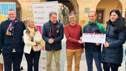 Entrega del cheque de la recaudación de la San Silvestre al equipo Retoyosipuedo