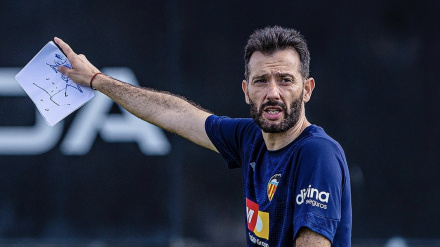 Carlos Corberán, durante un entrenamiento en Paterna